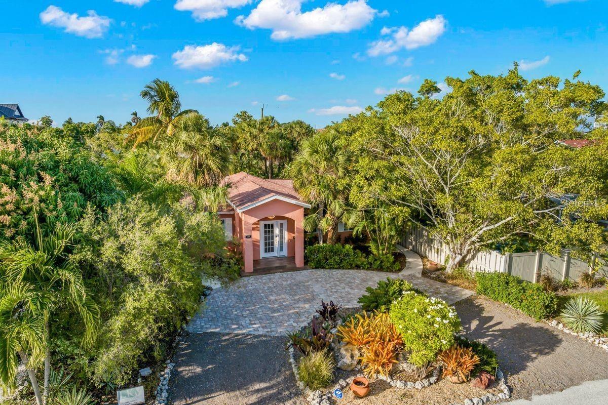 235 Grant Dr, Sarasota, FL 34236