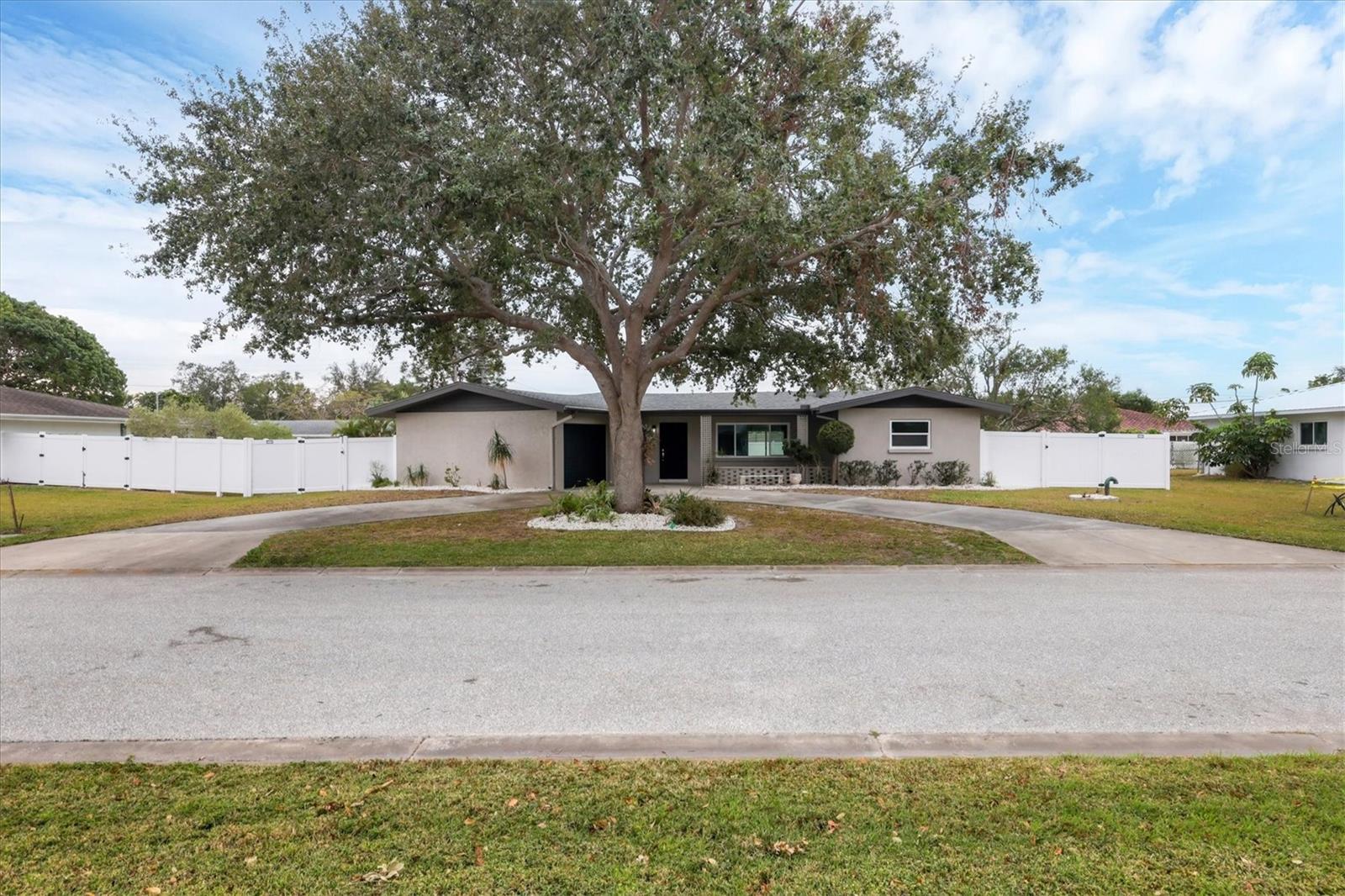 2430 Sunnyside Ln, Sarasota, FL 34239
