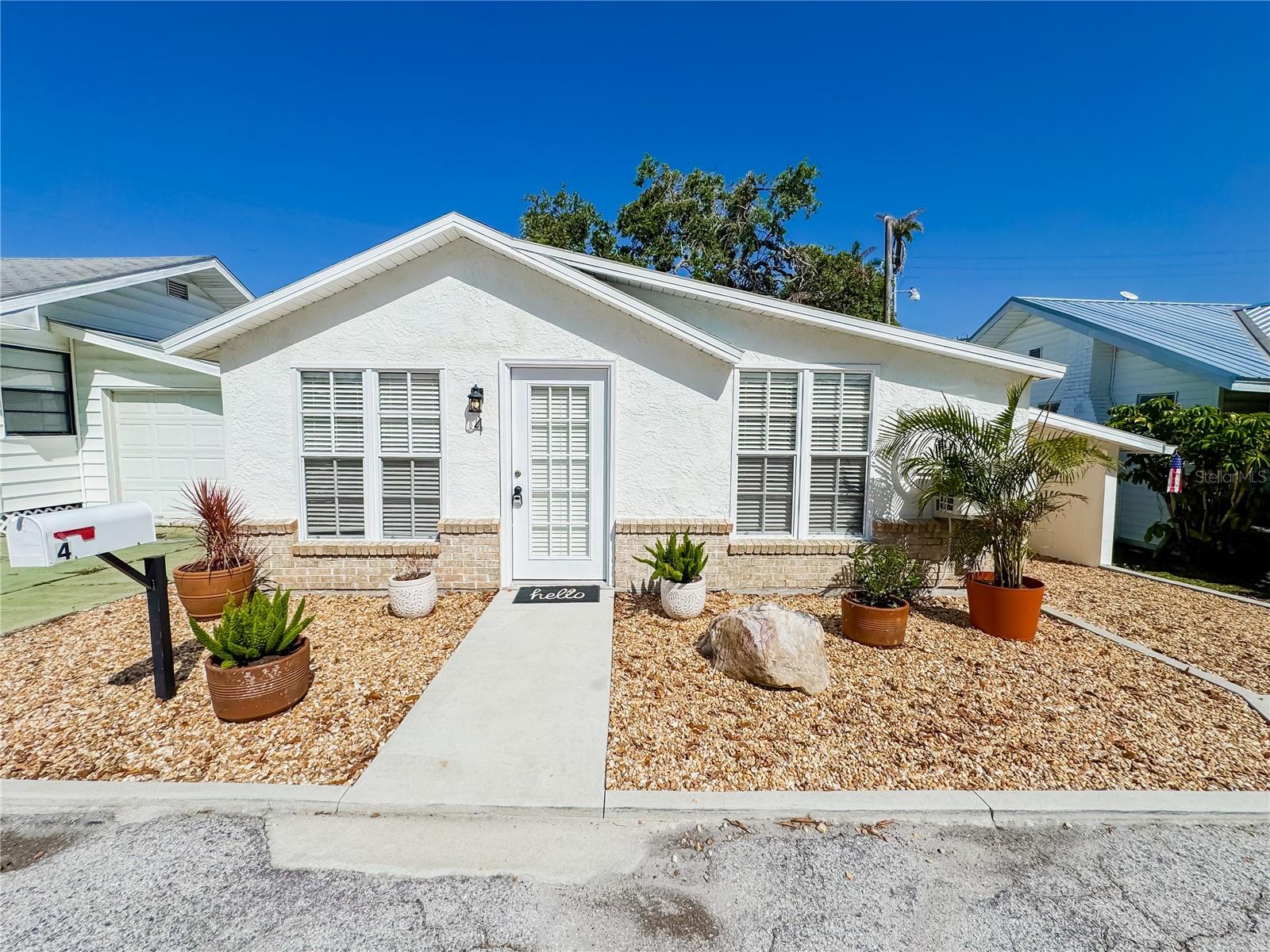 4 Braden Castle Dr, Bradenton, FL 34208