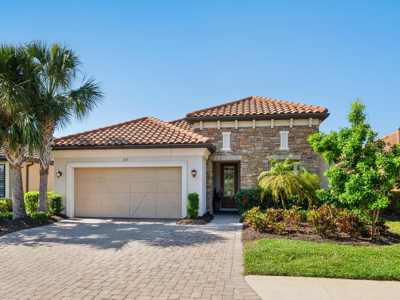 2525 Vaccaro Dr, Sarasota, FL 34231