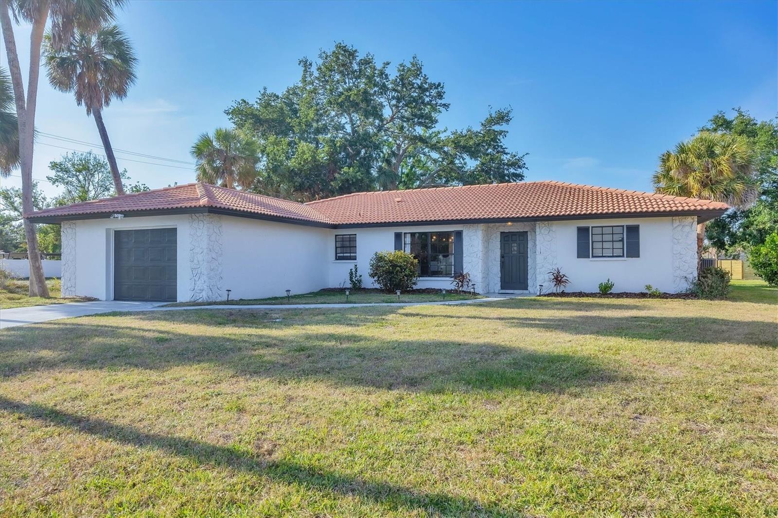 2301 Cass St, Sarasota, FL 34231