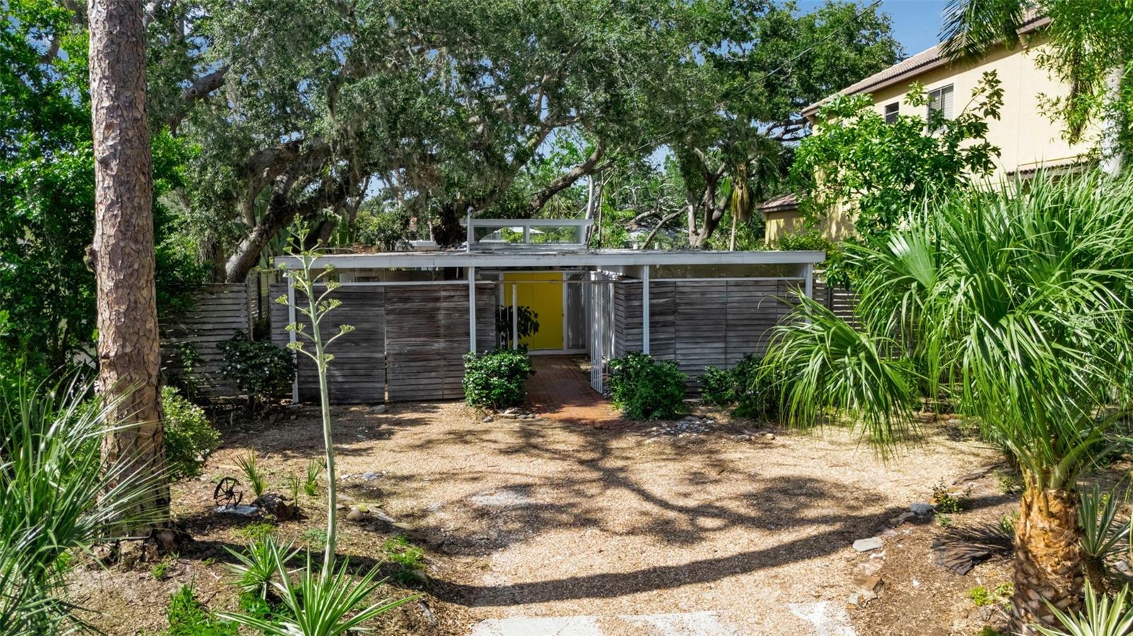 1677 Hyde Park St, Sarasota, FL 34239