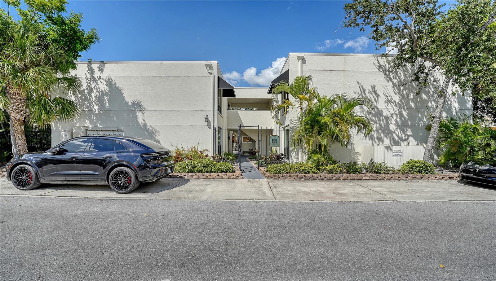 1542 Oak St #102, Sarasota, FL 34236