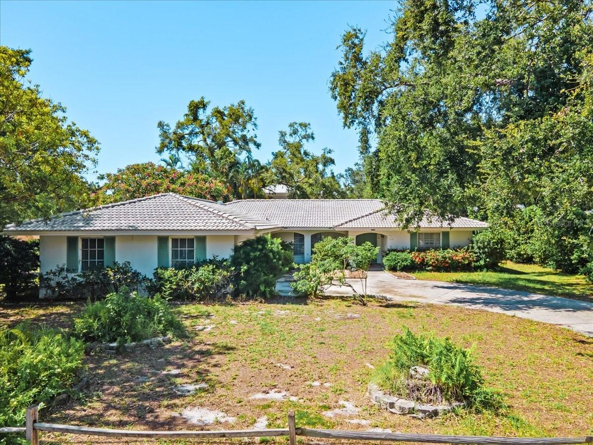 1735 Shoreland Dr, Sarasota, FL 34239