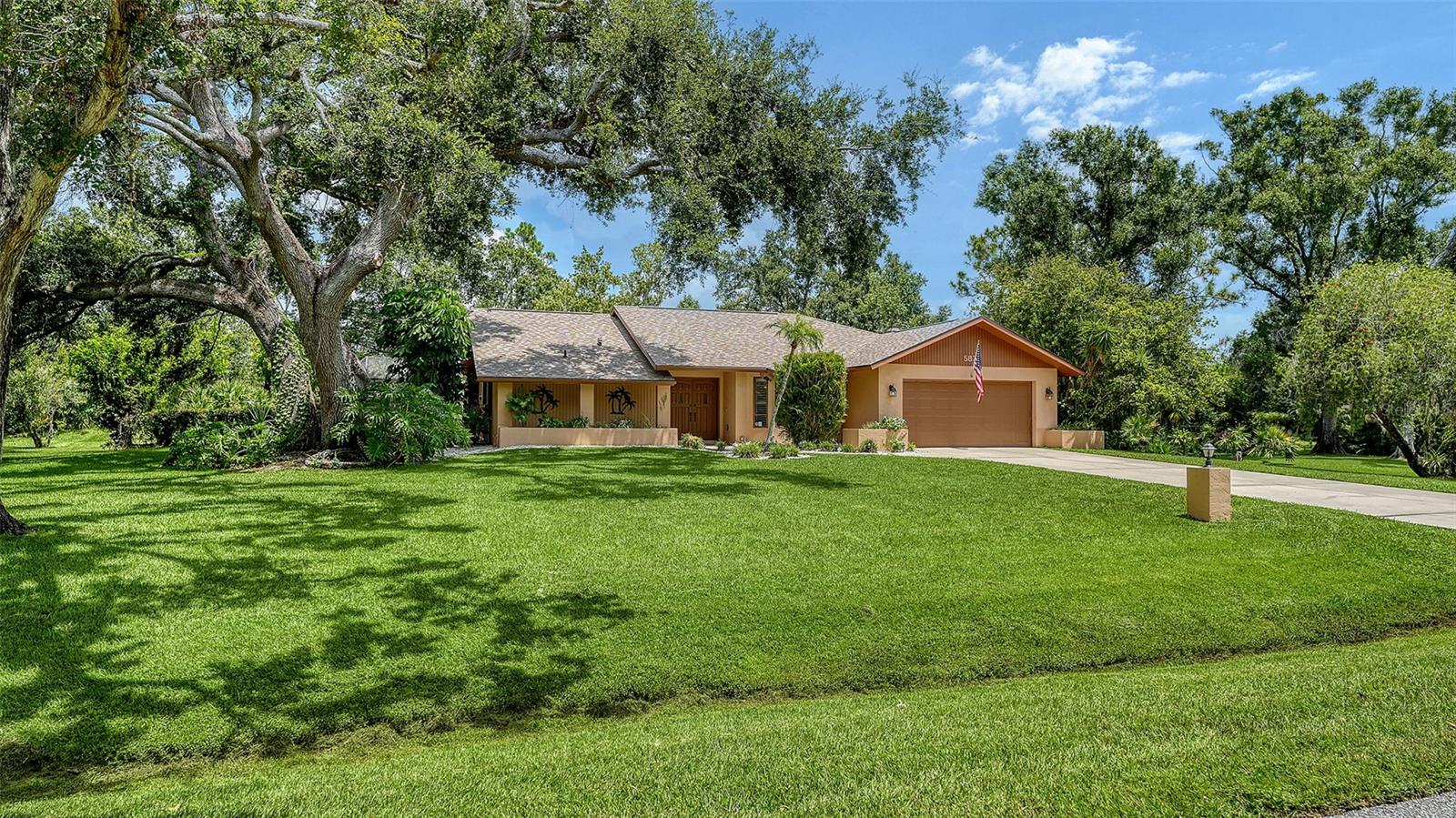 5879 Ravenwood Dr, Sarasota, FL 34243