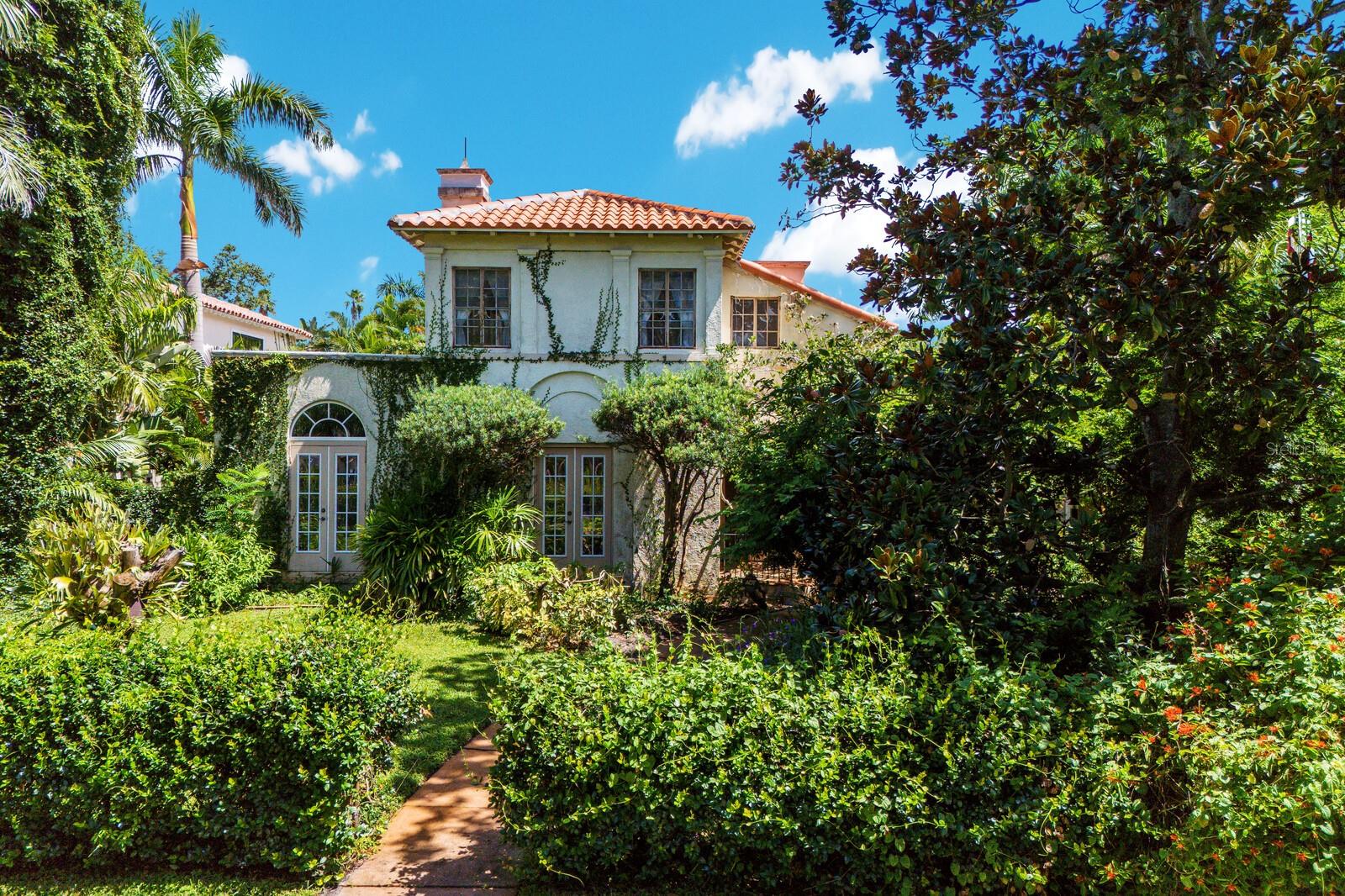 457 Woodland Dr, Sarasota, FL 34234