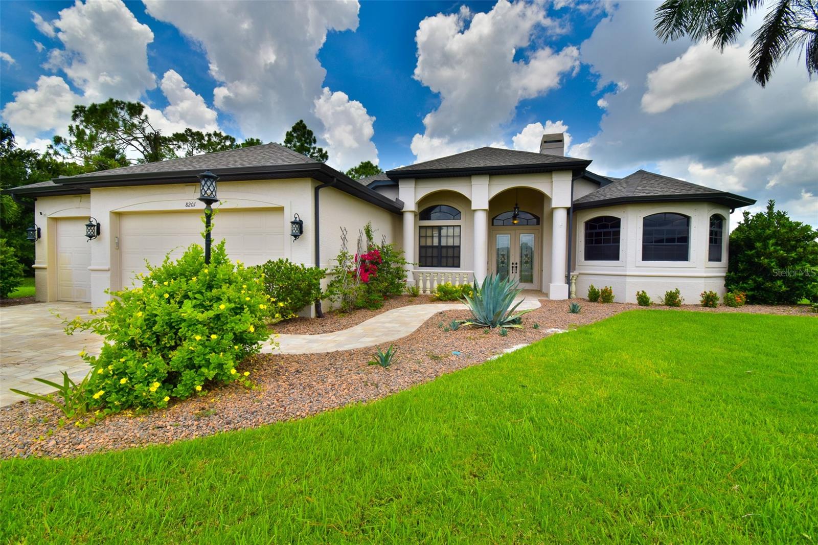 8201 Hunters Glen Cir, North Fort Myers, FL 33917
