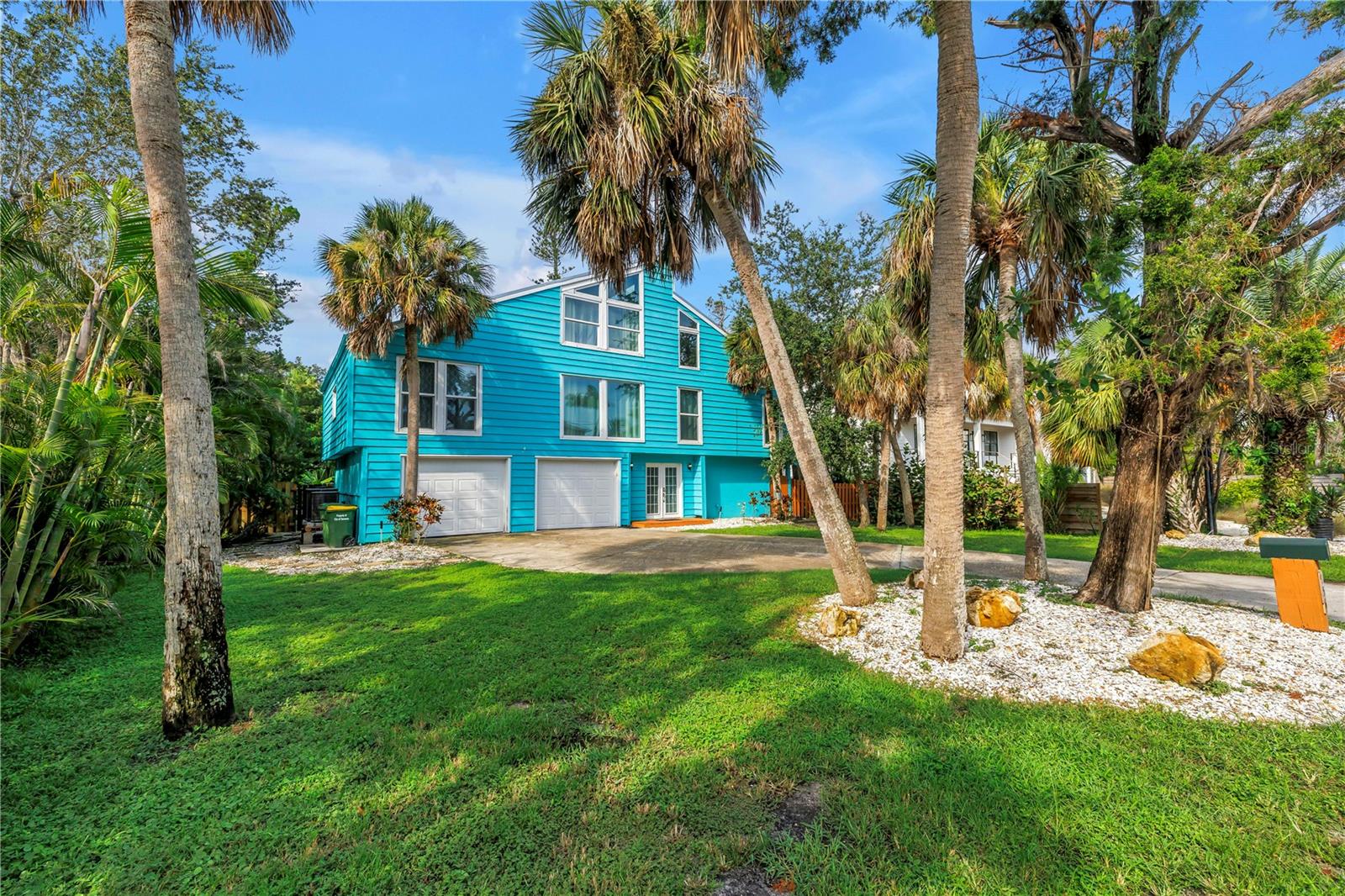 156 Siesta Dr, Sarasota, FL 34242