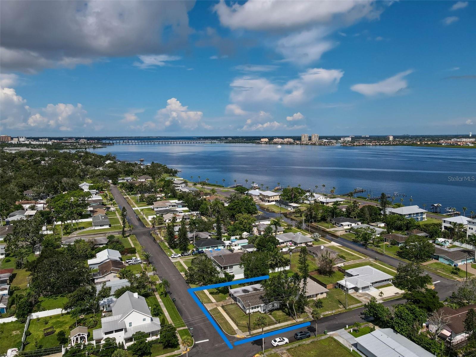 102 20th St Ne, Bradenton, FL 34208