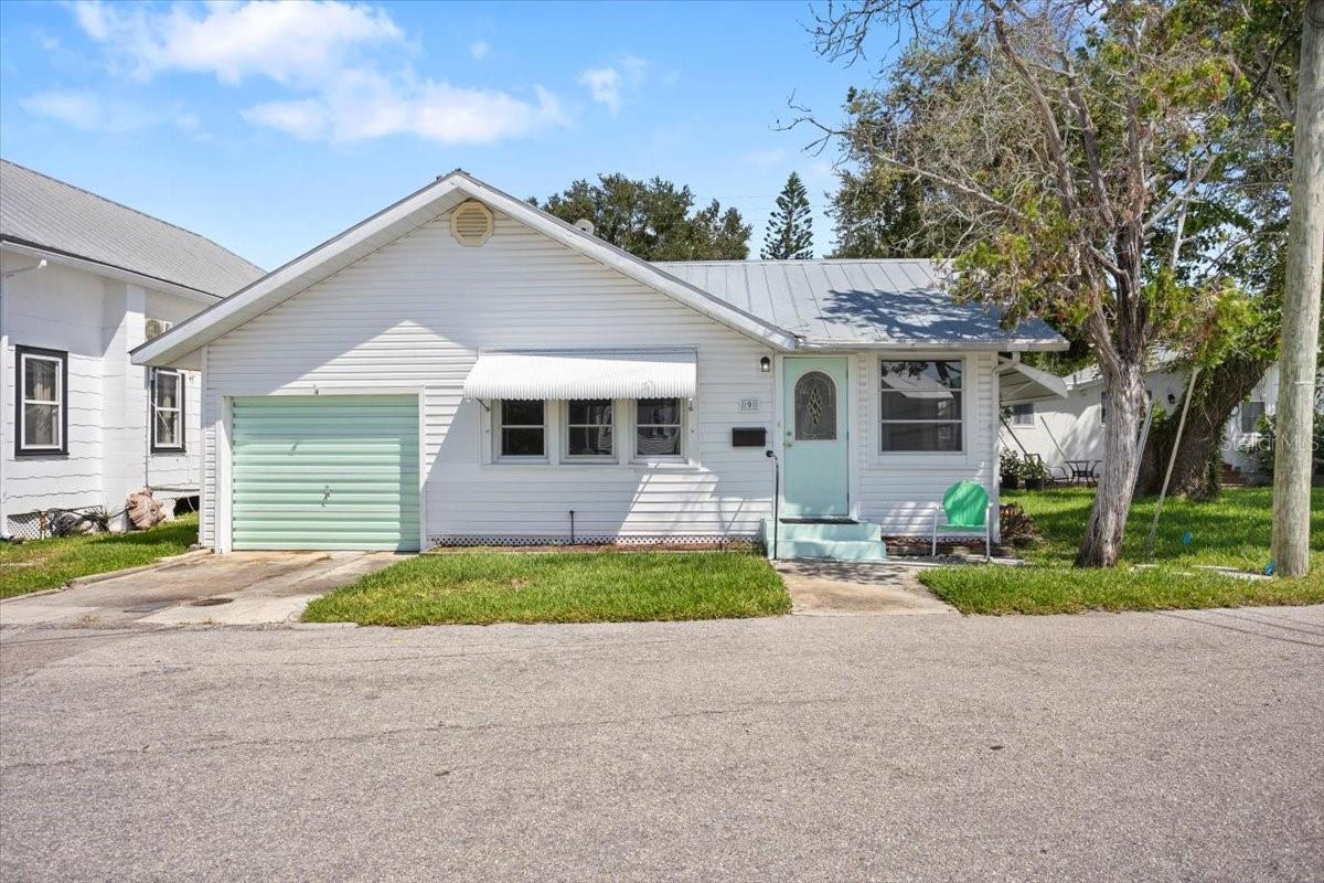 9 Seminole Dr, Bradenton, FL 34208