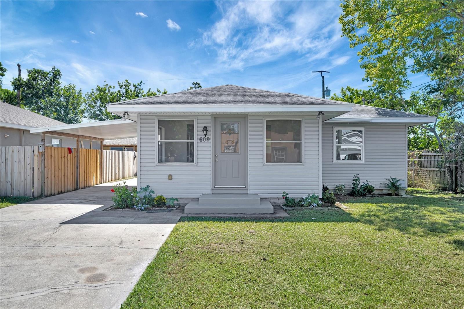 609 25th Ave W, Bradenton, FL 34205