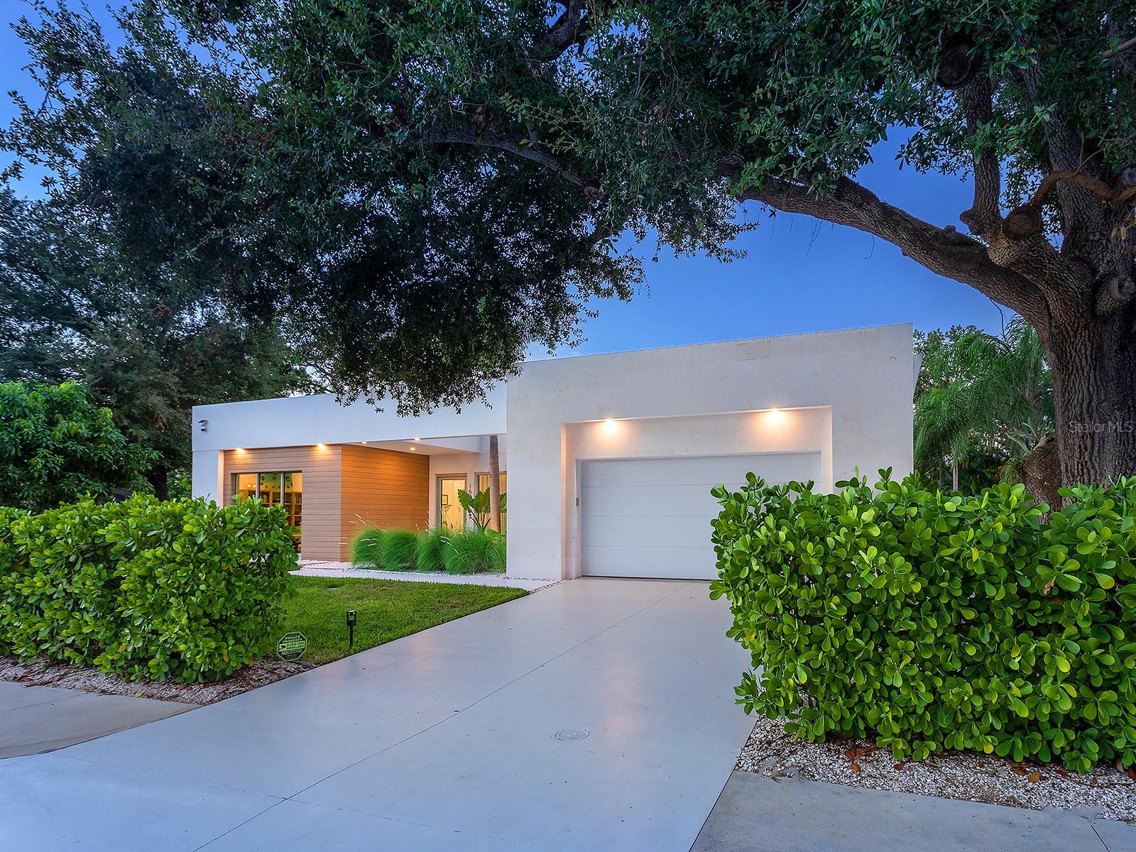 1631 Hillview St, Sarasota, FL 34239