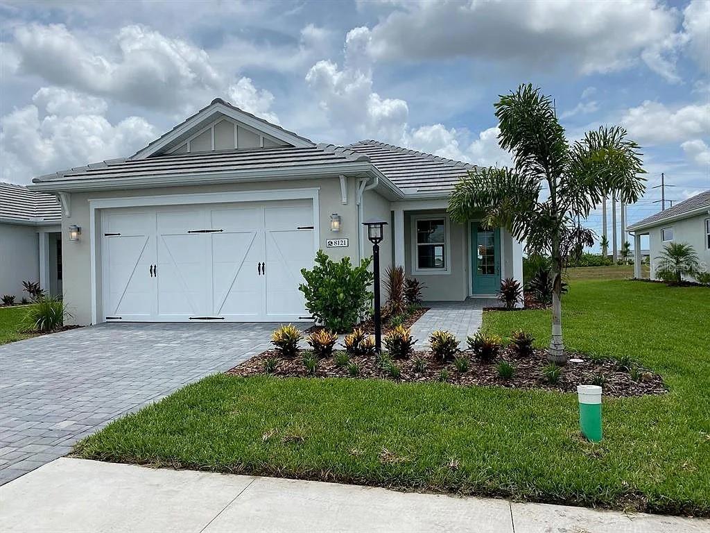 8121 Sternway Rd, Sarasota, FL 34240