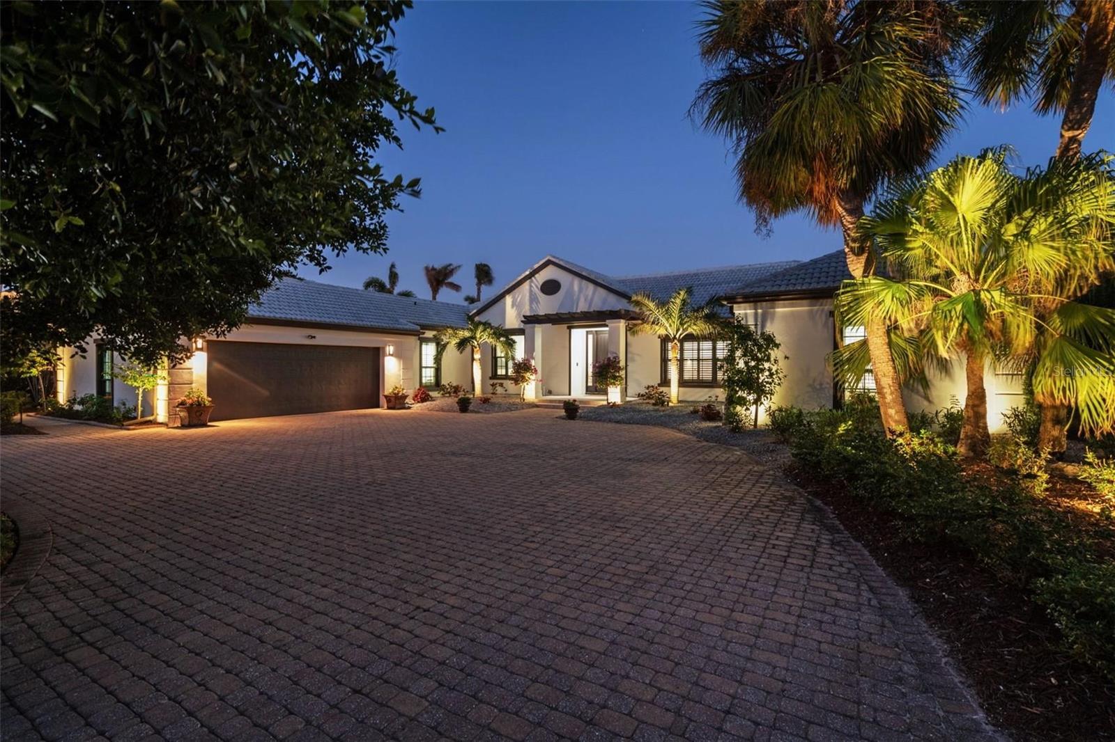 355 W Royal Flamingo Dr, Sarasota, FL 34236