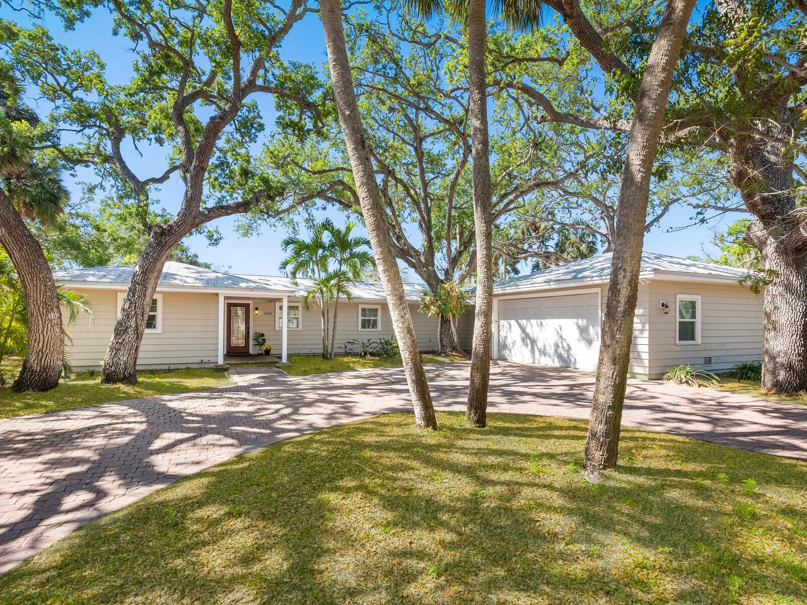 1248 Northport Dr, Sarasota, FL 34242