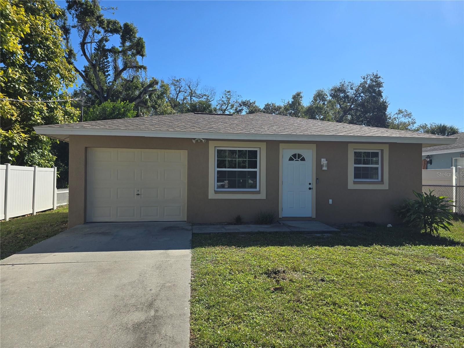 1215 6th St W, Bradenton, FL 34205