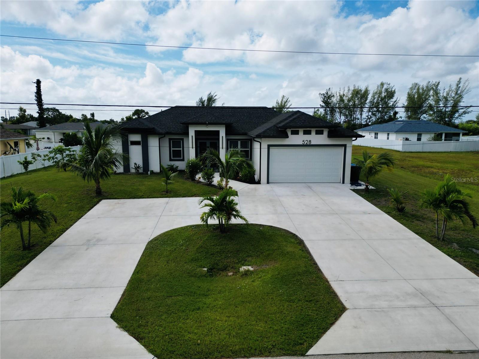 528 Jacaranda Pkwy E, Cape Coral, FL 33909