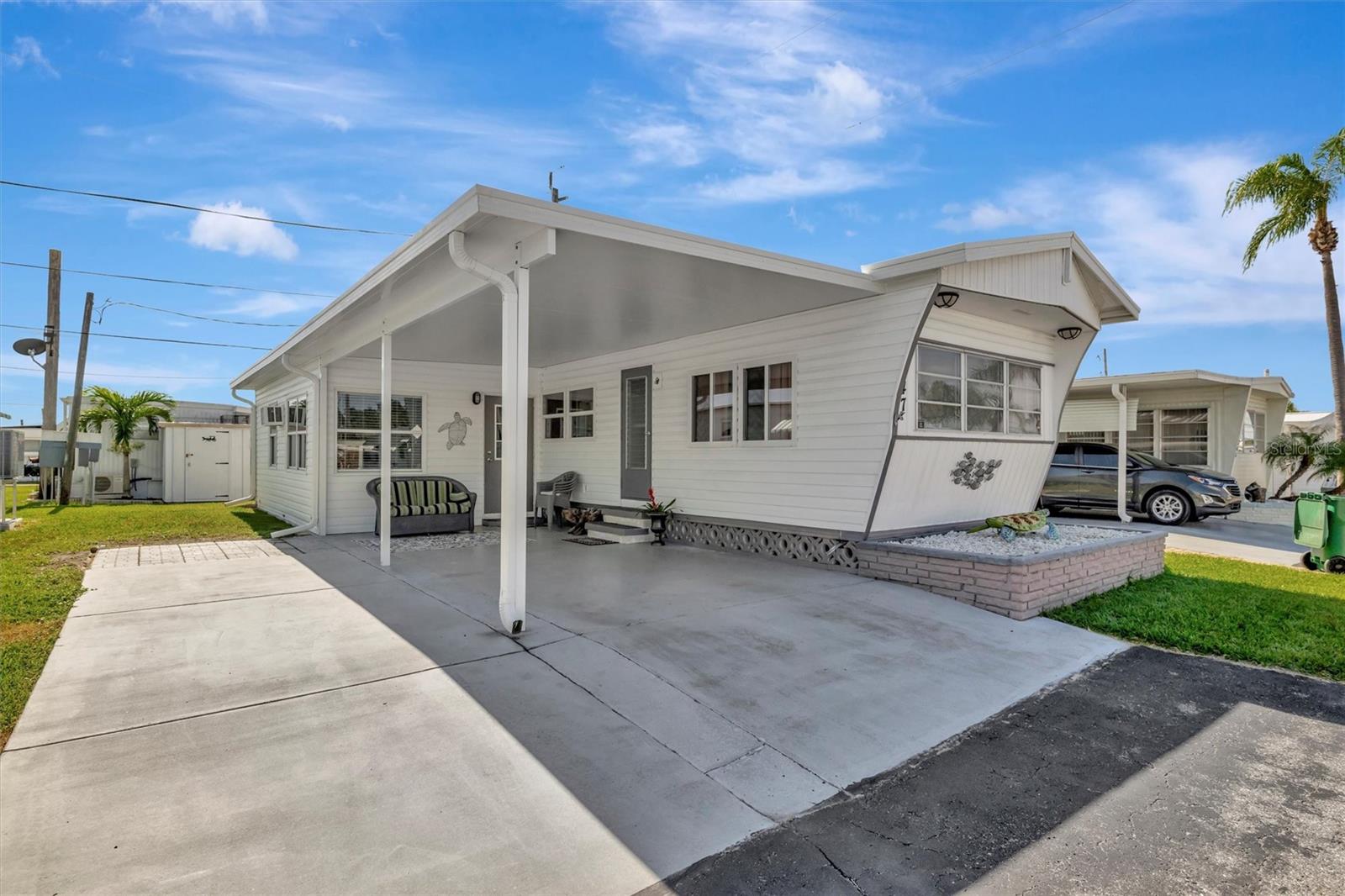 247 Palm Ln, Palmetto, FL 34221