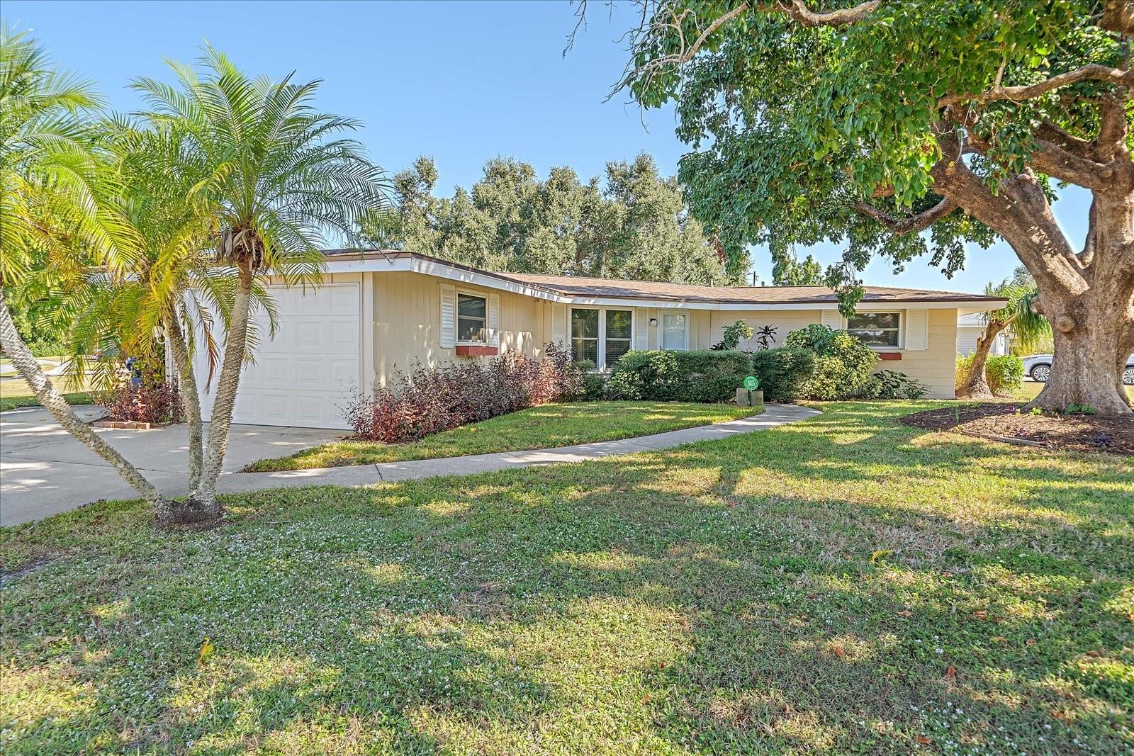 3715 Mundy Ridge Dr, Sarasota, FL 34233