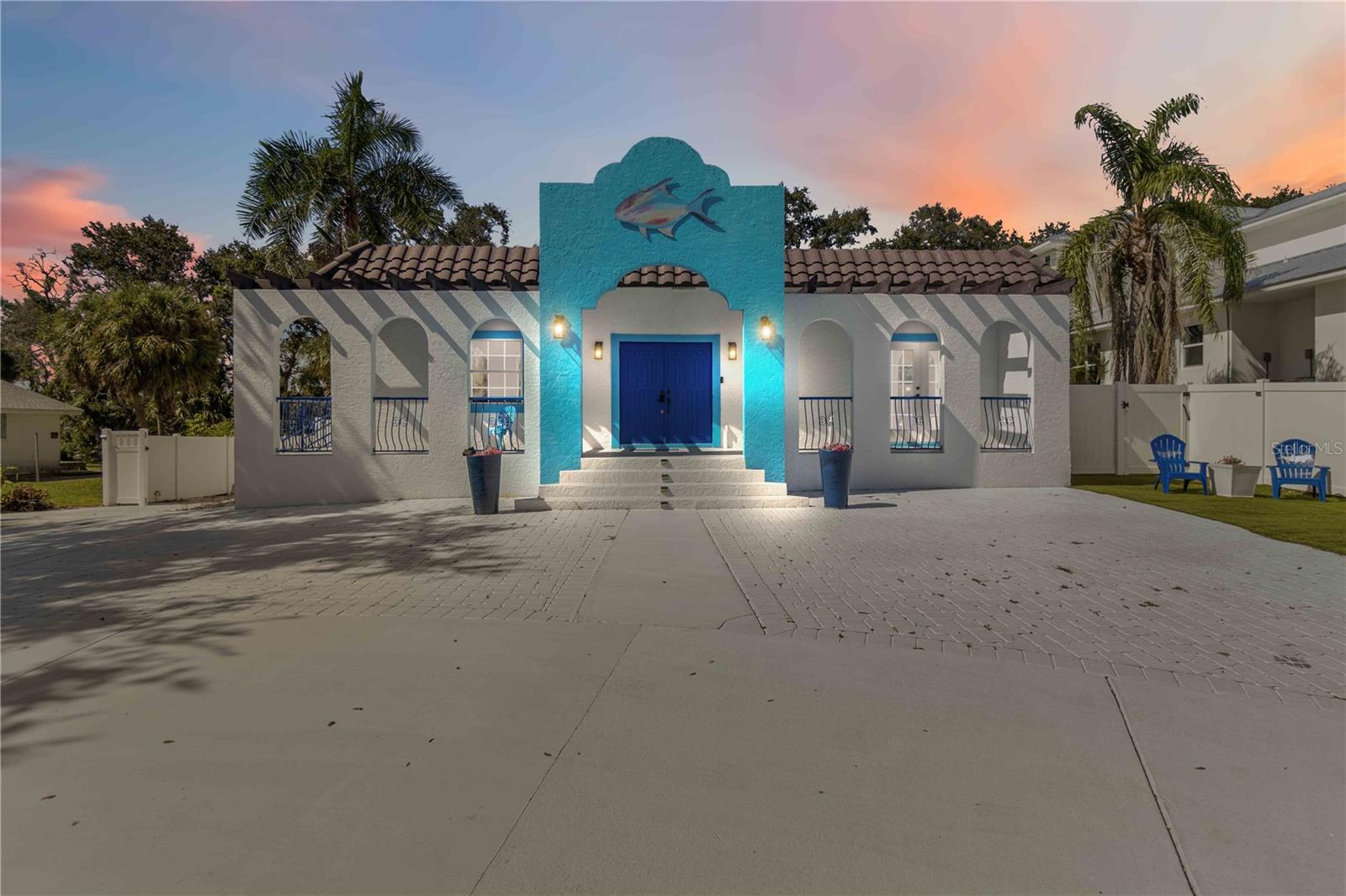 1521 Siesta Dr, Sarasota, FL 34239