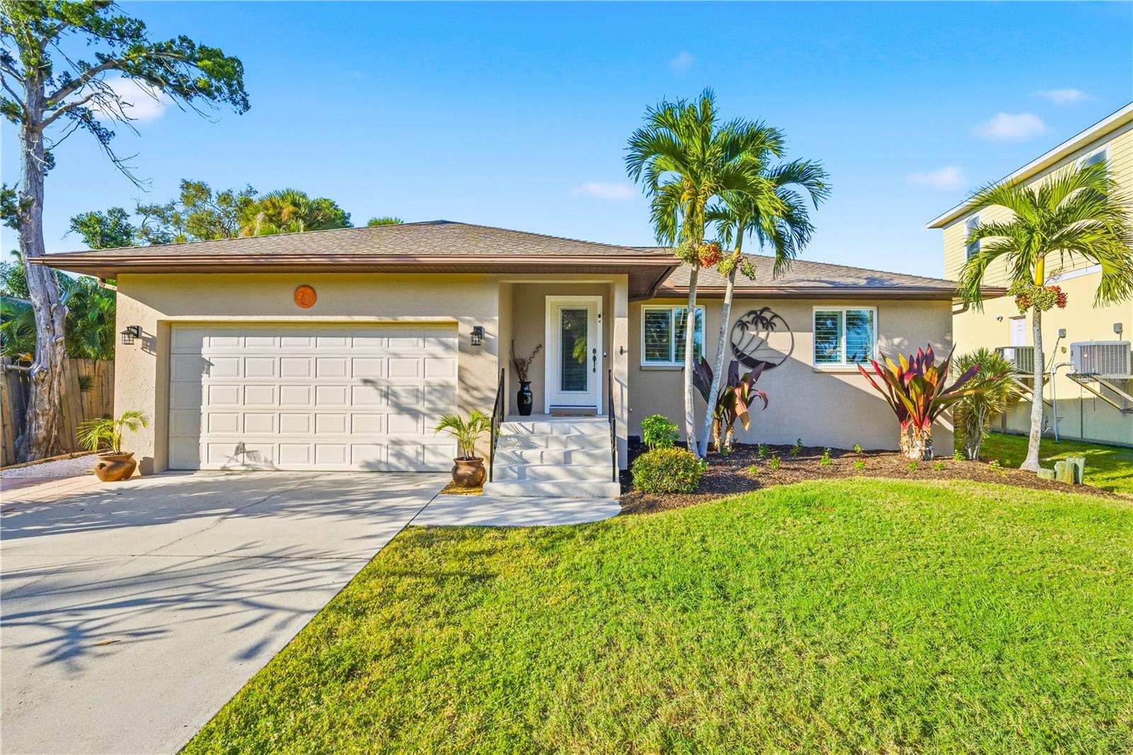 304 Pine Rd, Nokomis, FL 34275