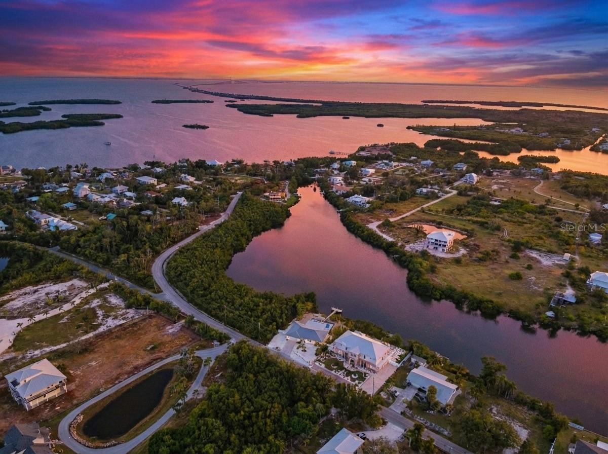 910 Bayshore Dr, Terra Ceia, FL 34250
