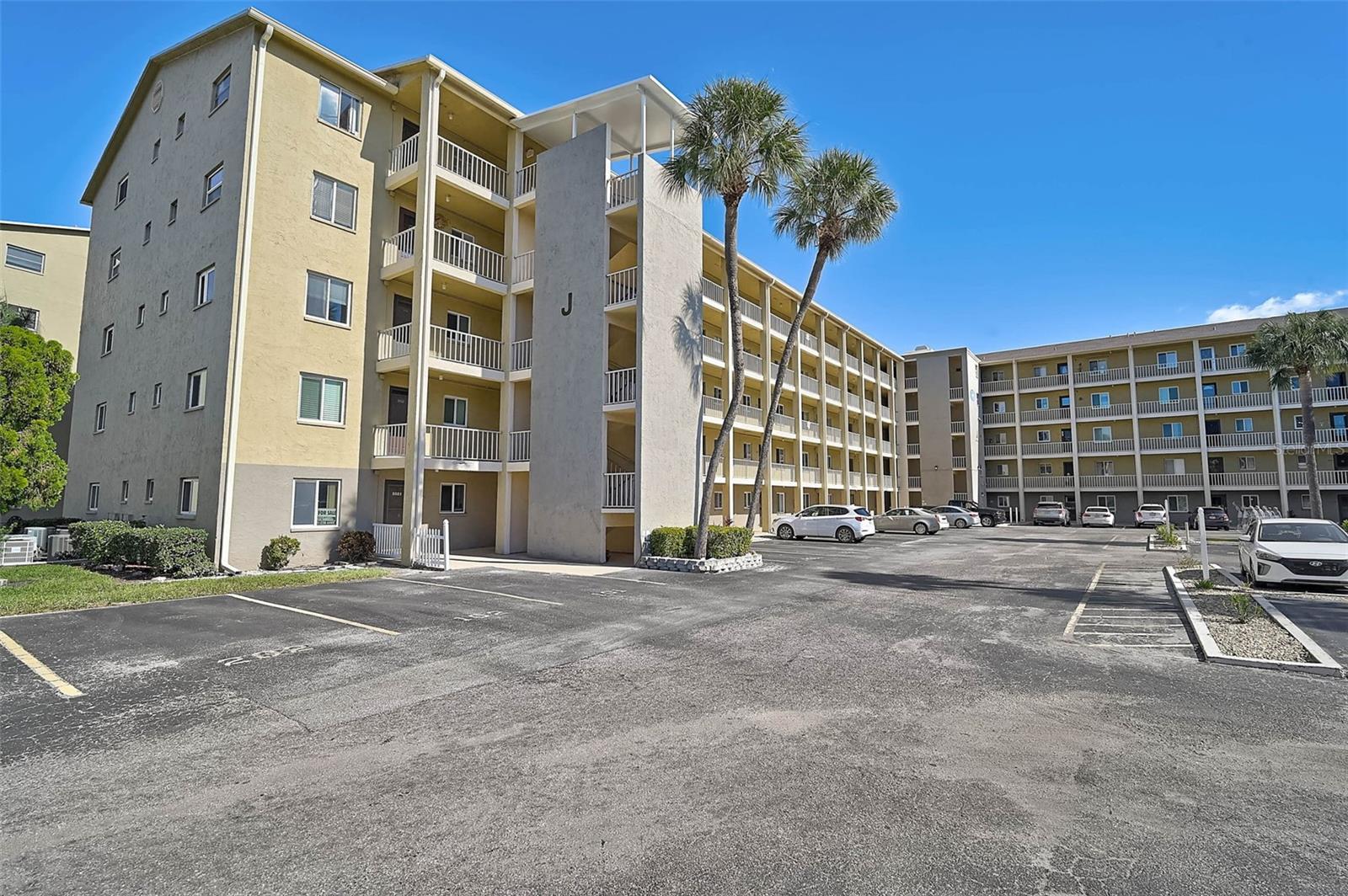3585 Lake Bayshore Dr #J-301, Bradenton, FL 34205