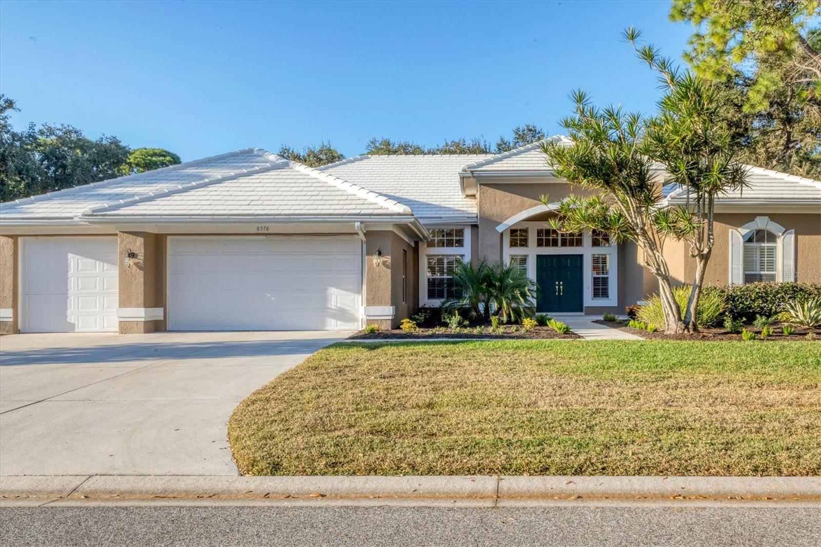 8576 Woodbriar Dr, Sarasota, FL 34238