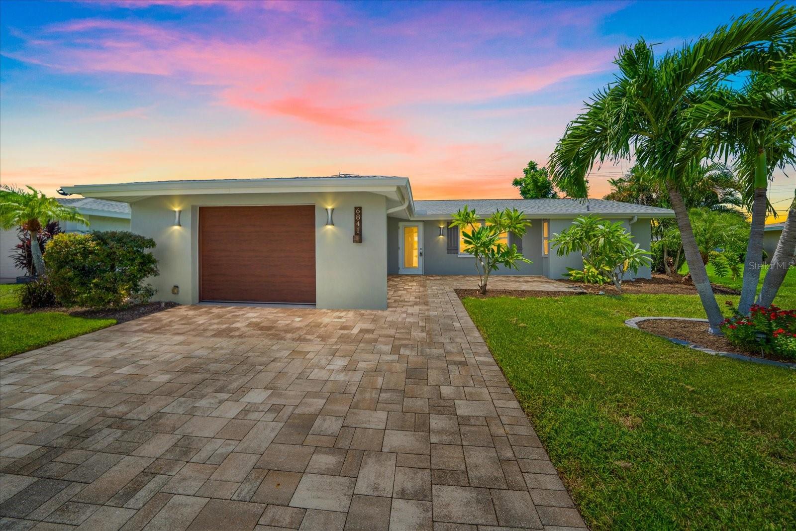 6841 Roxbury Dr, Sarasota, FL 34231