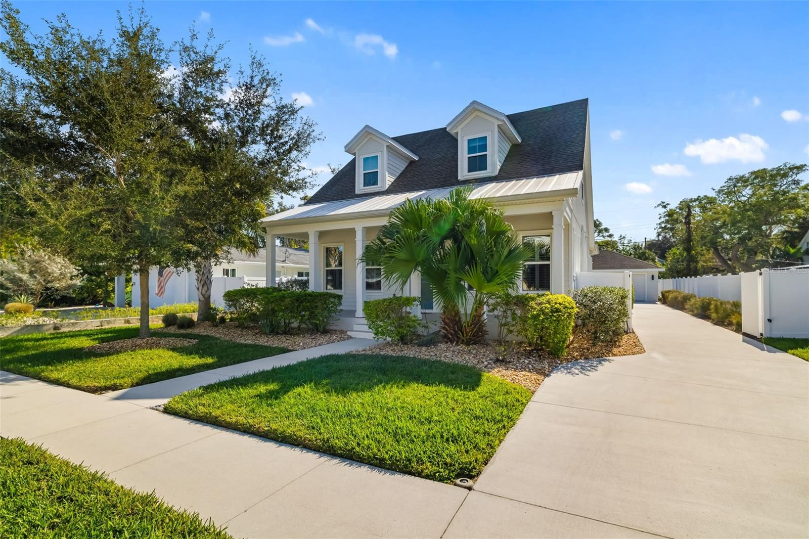 2576 Wood St, Sarasota, FL 34237