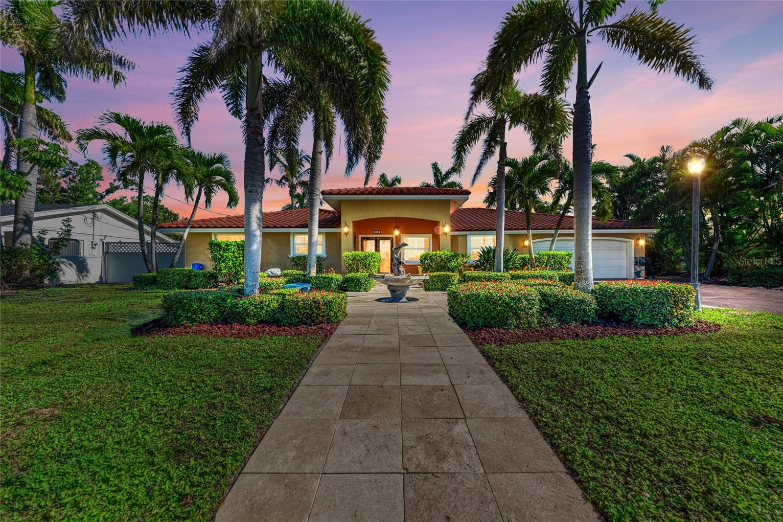 608 Hampshire Ln, Holmes Beach, FL 34217