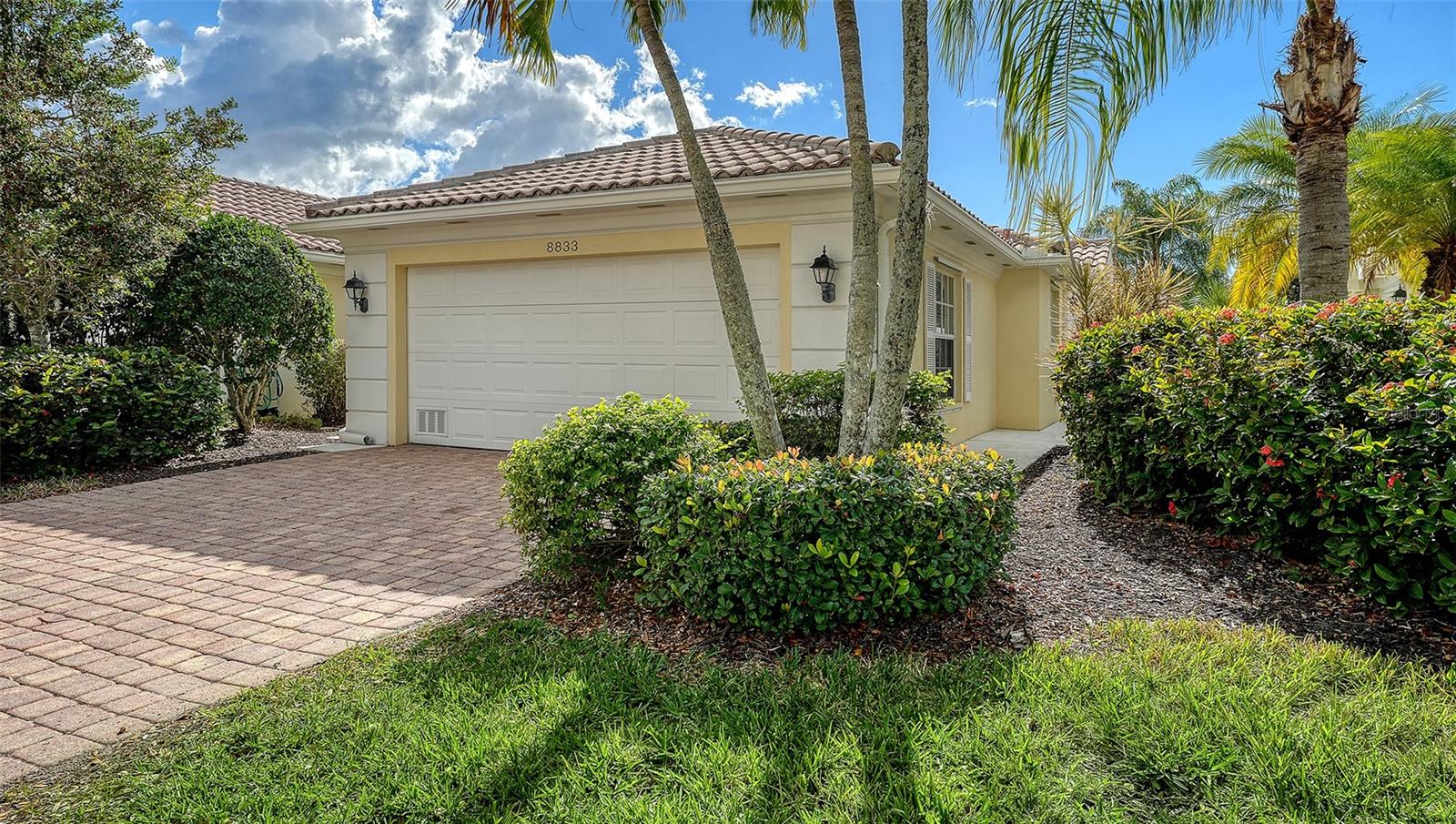 8833 Etera Dr, Sarasota, FL 34238