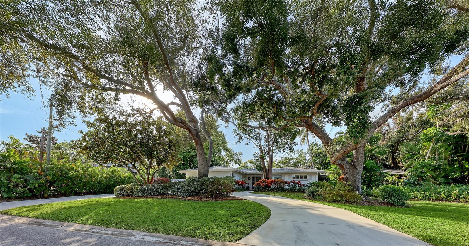 1672 Shoreland Dr, Sarasota, FL 34239