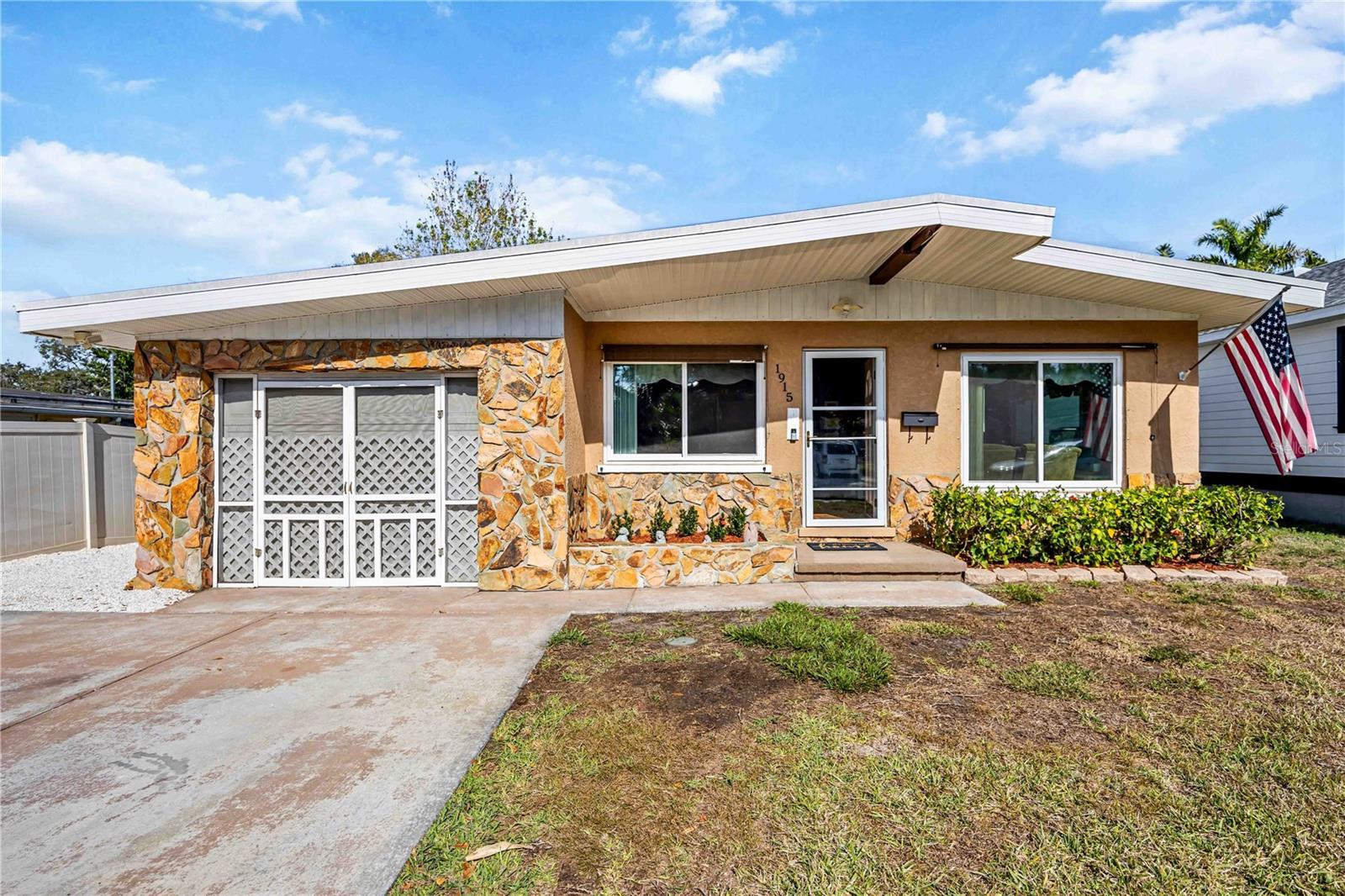 1915 3rd Ave E, Bradenton, FL 34208