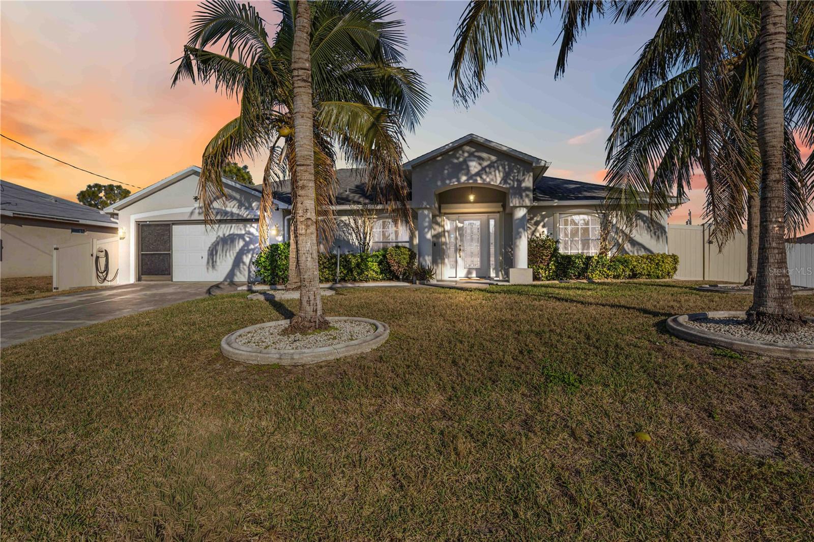 925 Ne 4th Ave, Cape Coral, FL 33909