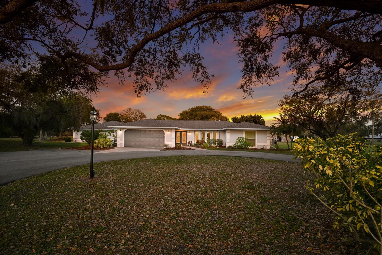 1516 Fox Creek Dr, Sarasota, FL 34240