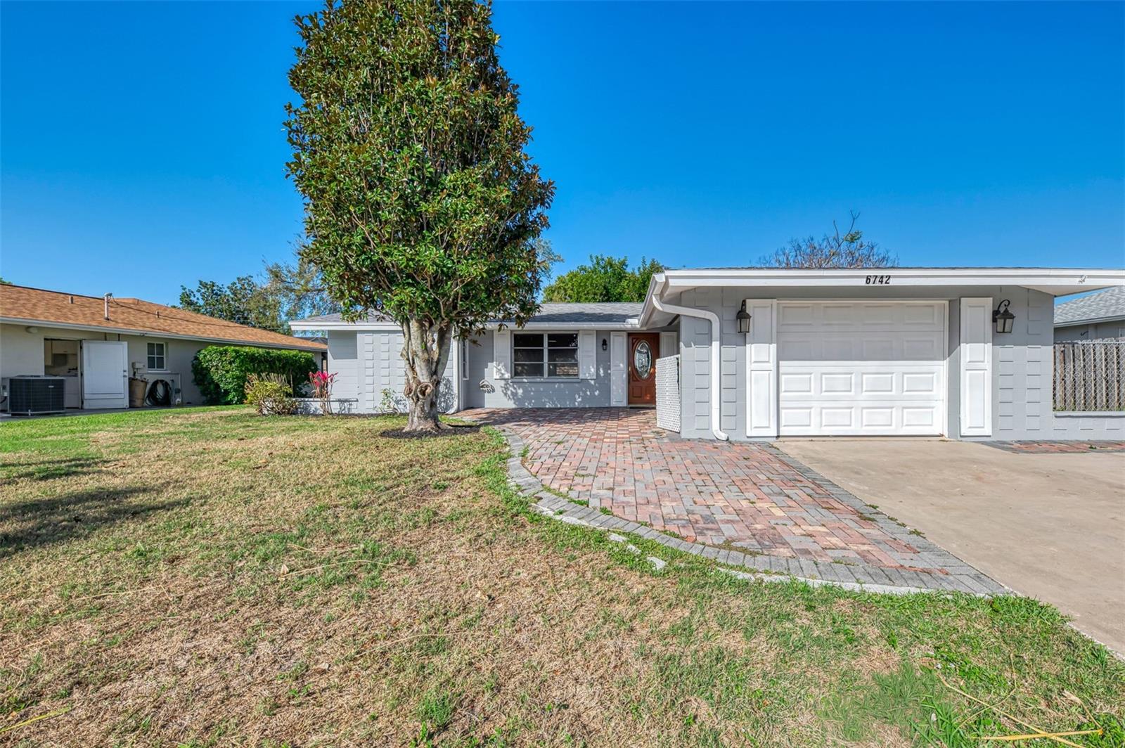 6742 Bowline Dr, Sarasota, FL 34231