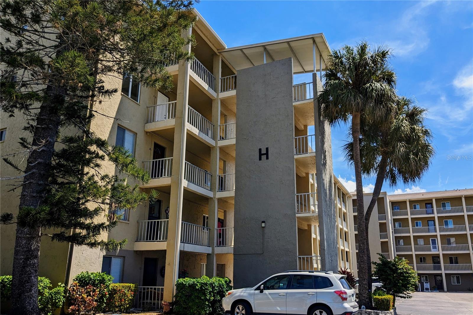 3807 Lake Bayshore Dr #H-416, Bradenton, FL 34205