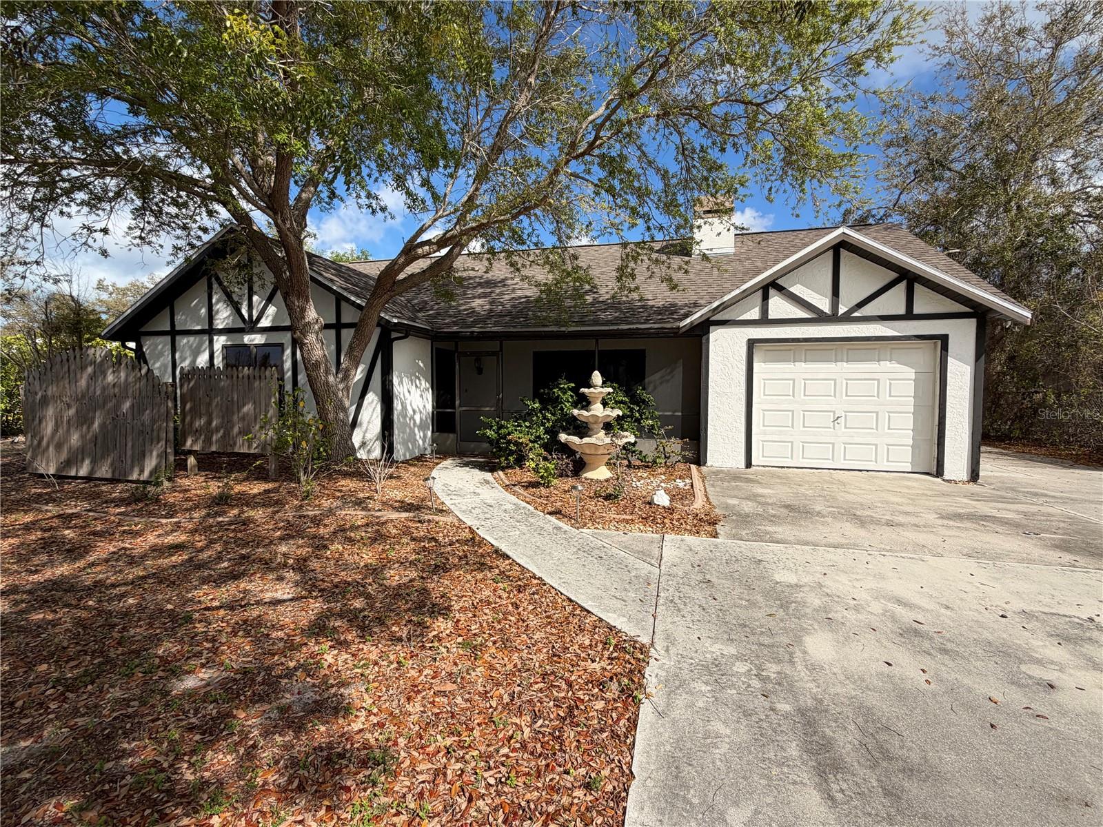 1500 Crest Dr, Englewood, FL 34223