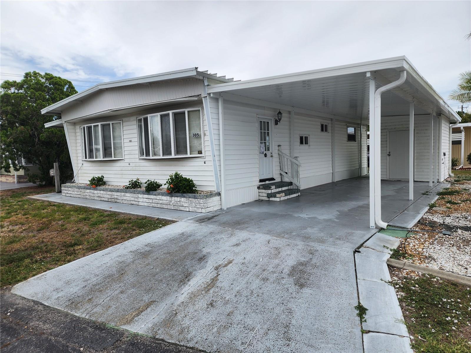 305 Batan Ct, Bradenton, FL 34207