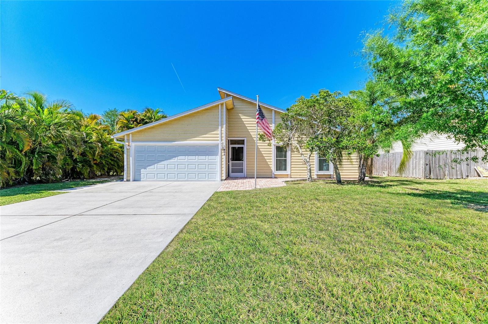 903 Plum Tree Ln, Sarasota, FL 34243