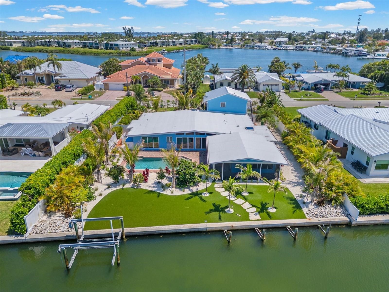 528 Key Royale Dr, Holmes Beach, FL 34217