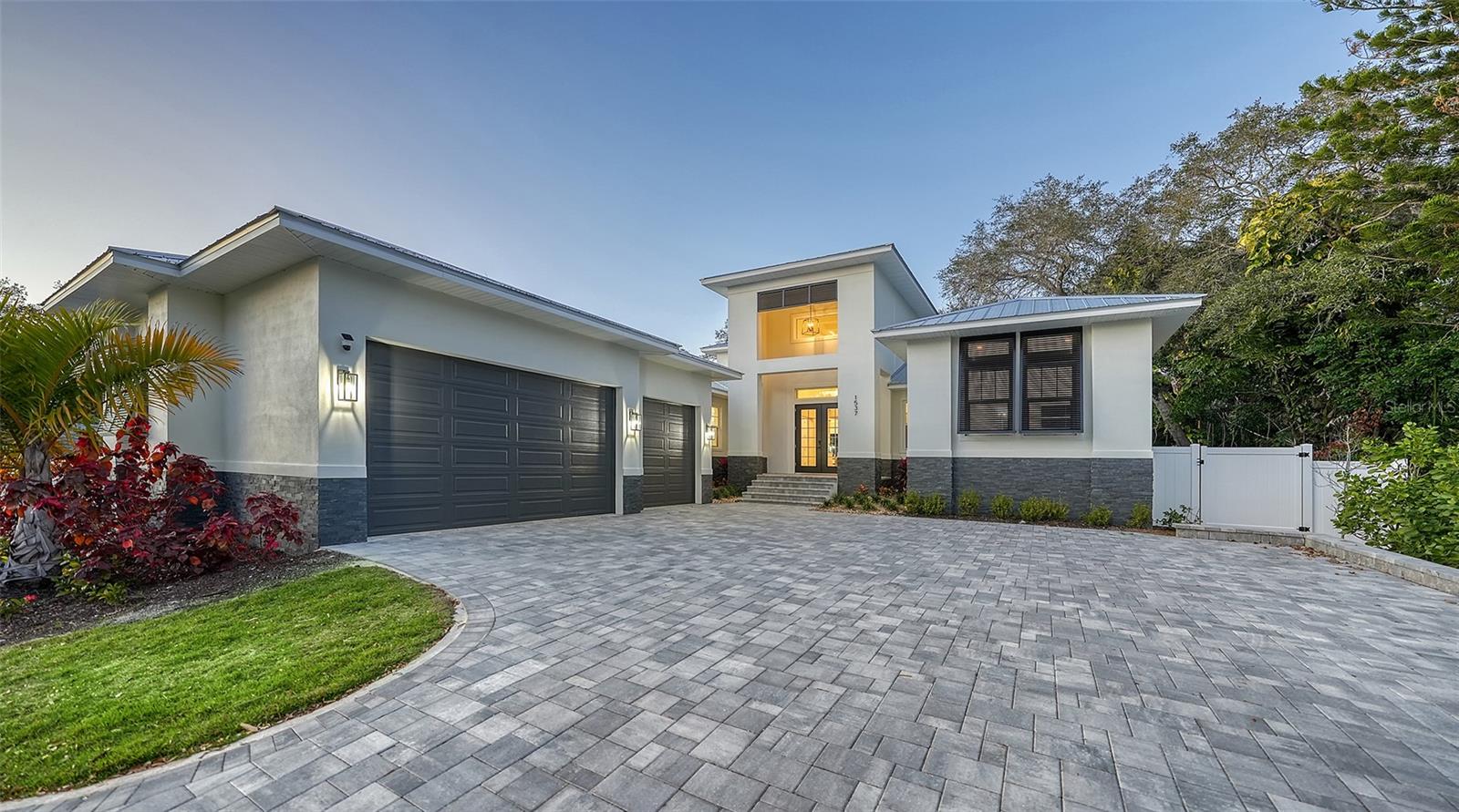 1537 Siesta Dr, Sarasota, FL 34239
