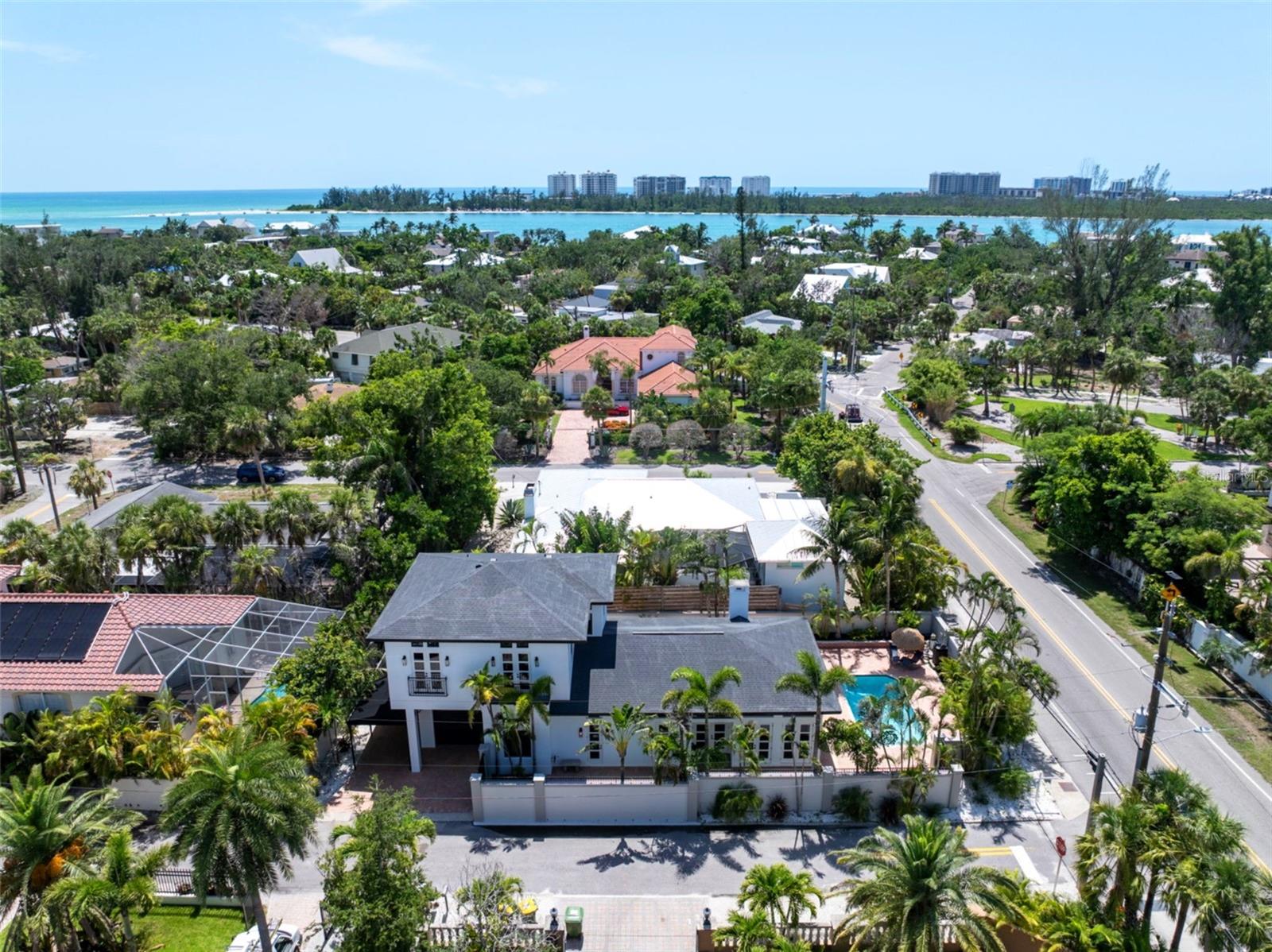 324 Siesta Dr, Sarasota, FL 34242