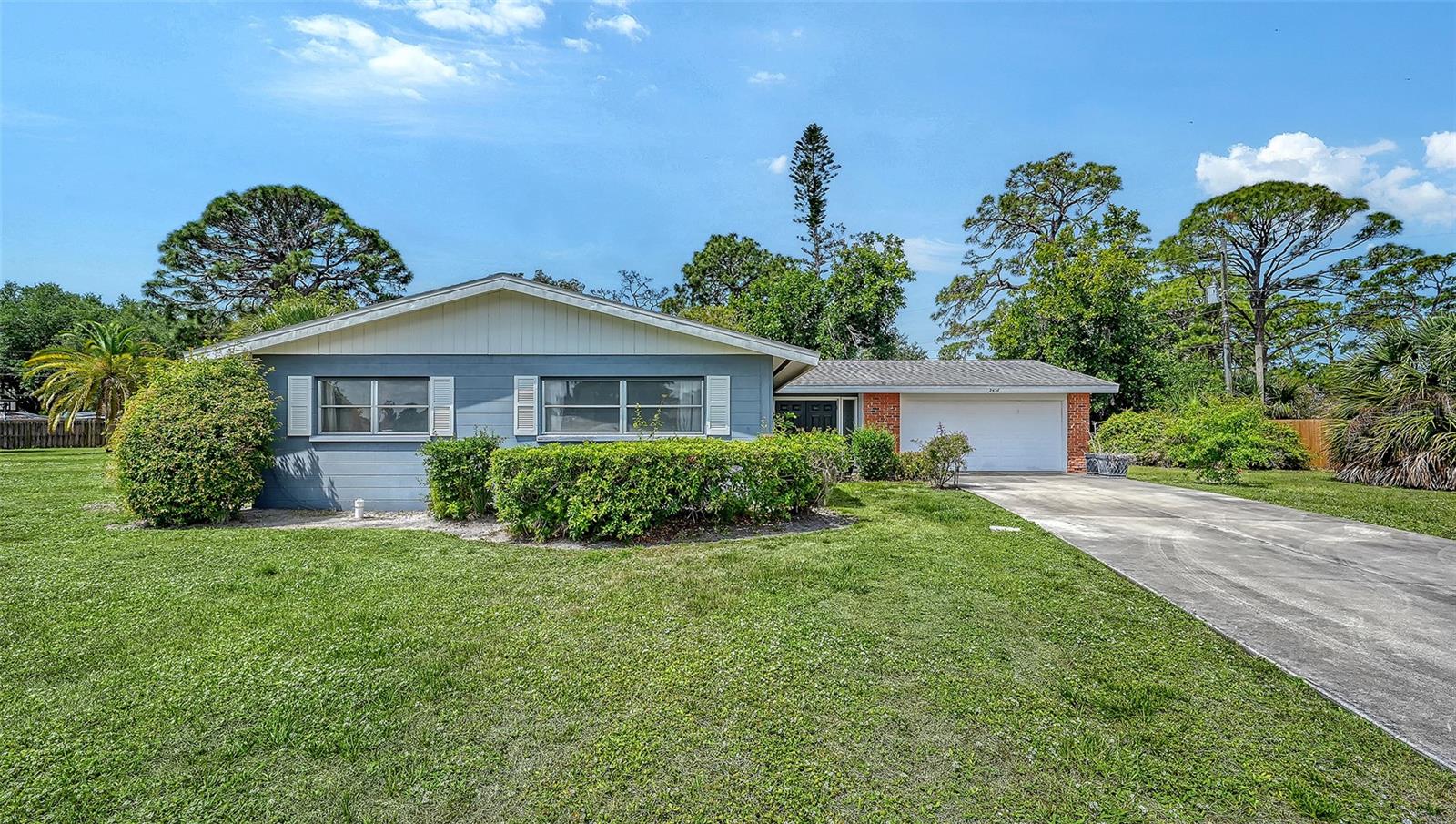 2436 Breakwater Cir, Sarasota, FL 34231