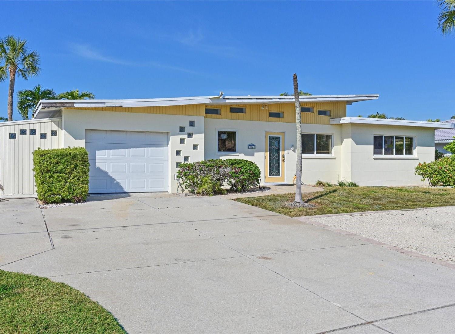 512 Key Royale Dr, Holmes Beach, FL 34217