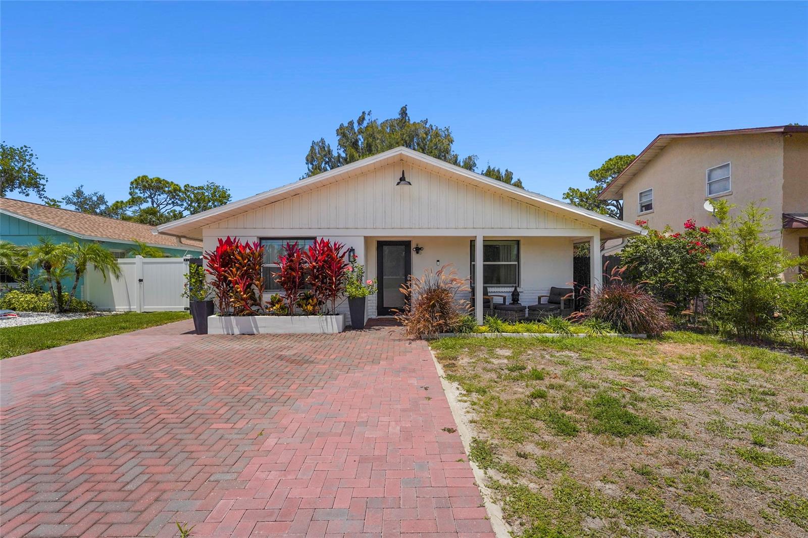 831 Winter Garden Dr, Sarasota, FL 34243