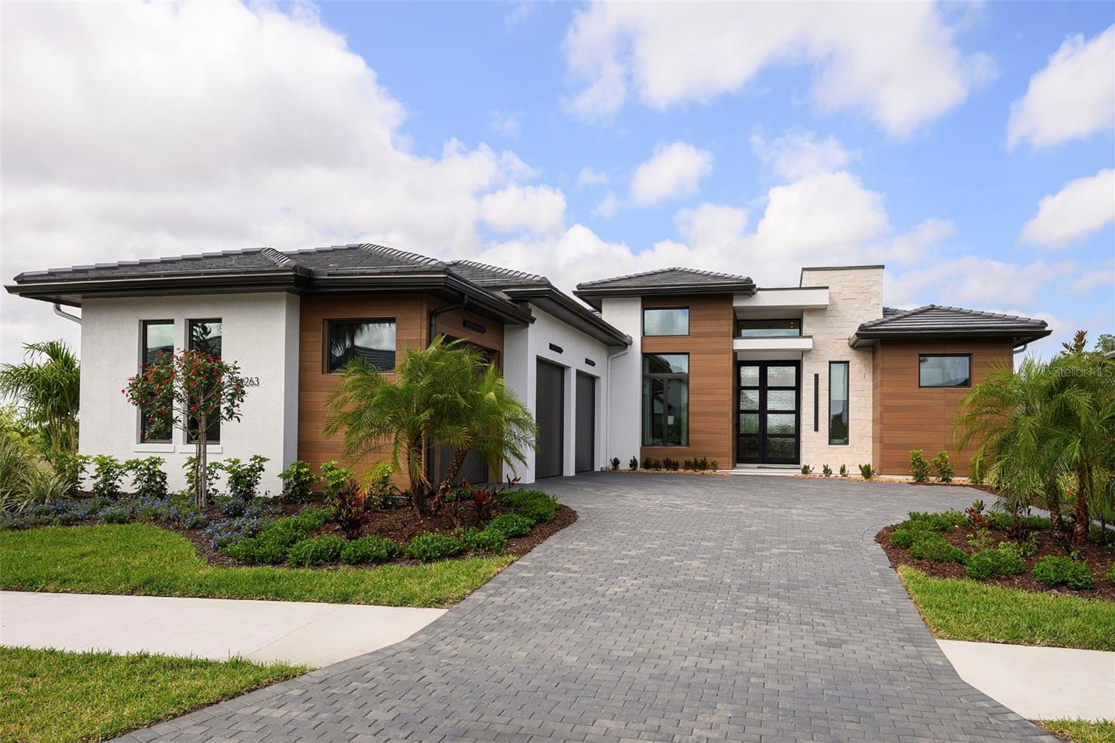 8613 Sandpoint St, Sarasota, FL 34240