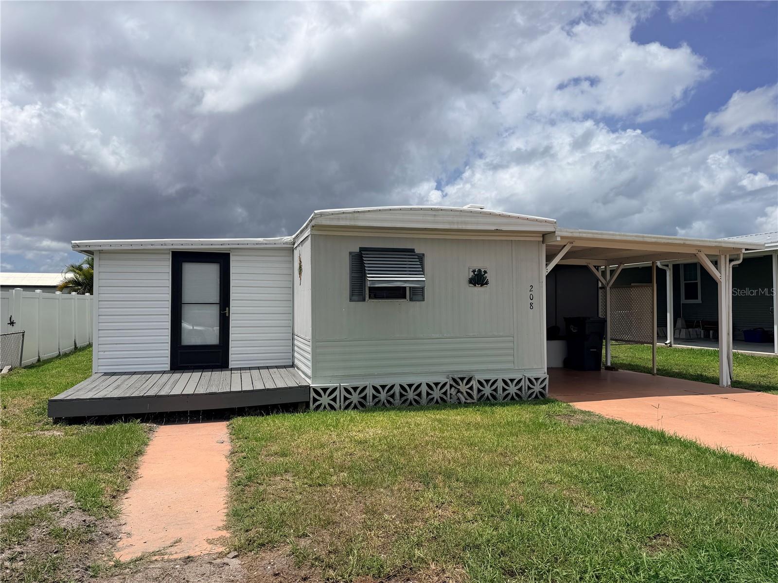 208 50th Avenue Dr E, Bradenton, FL 34203