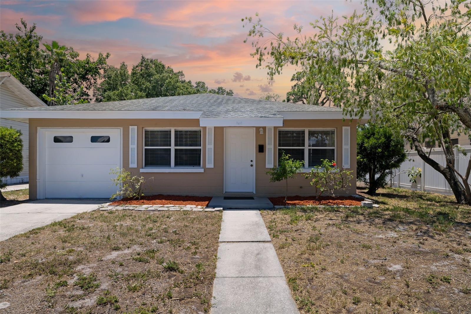 808 26th St W, Bradenton, FL 34205